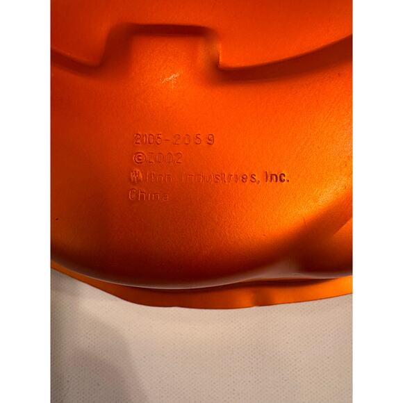 Vintage Halloween Wilton 2005-2059 2002 Jack O Lantern Orange Cake Pan 12" - Picture 3 of 5